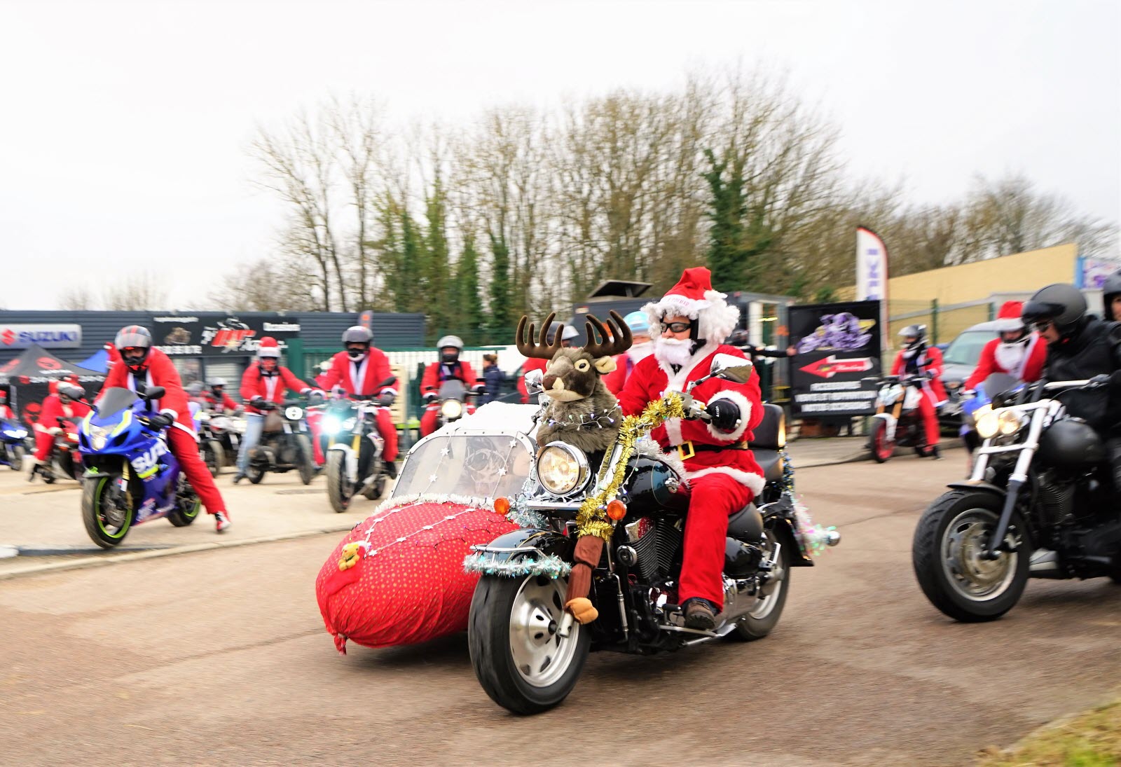 En France des motards déguisés en Père Noël ont offert des cadeaux aux